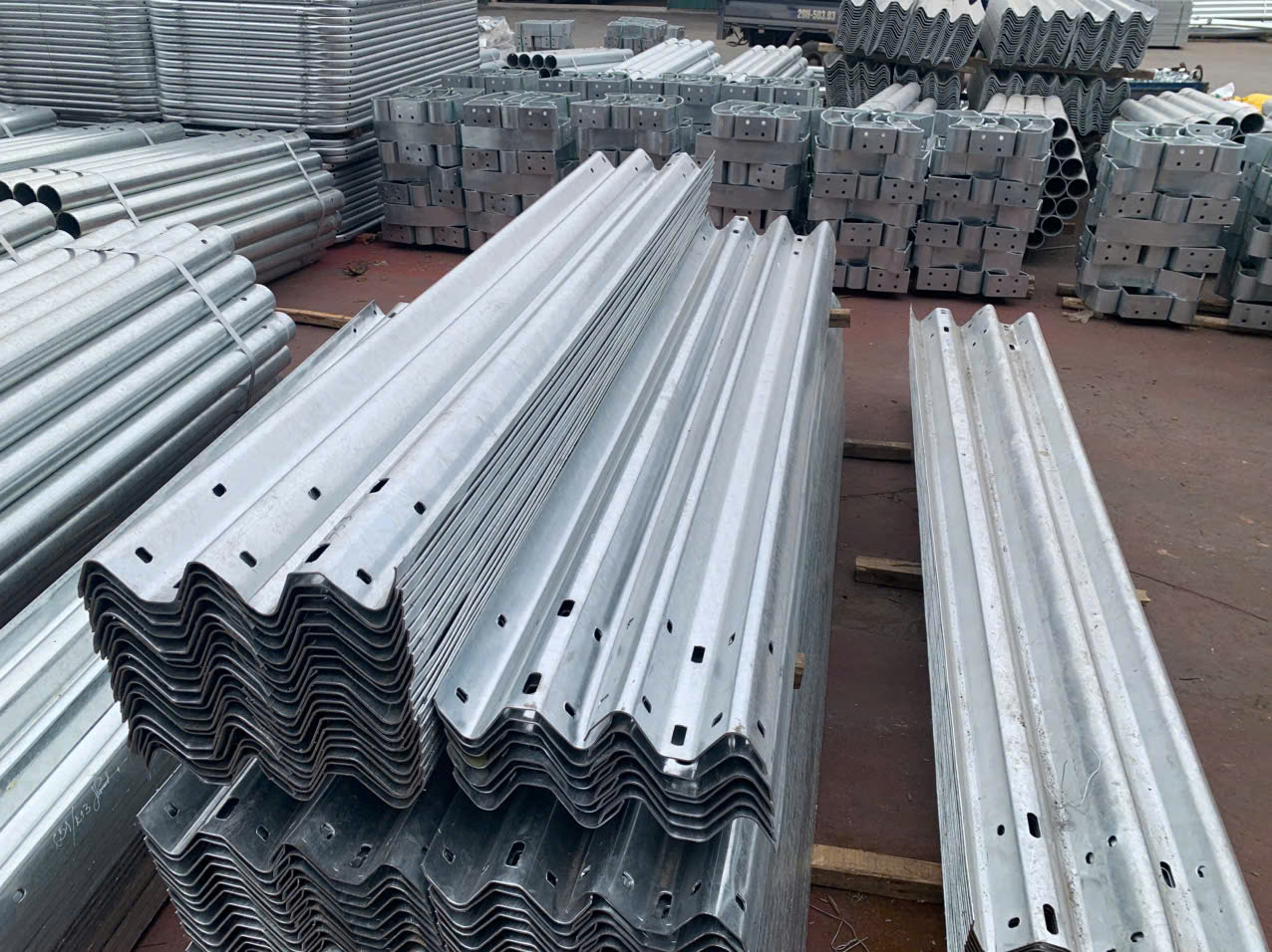 Thi công hệ thống an toàn giao thông cao tốc Cần Thơ – Hậu Giang 3 Phụ kiện liên kết hộ lan tôn sóng mạ kẽm