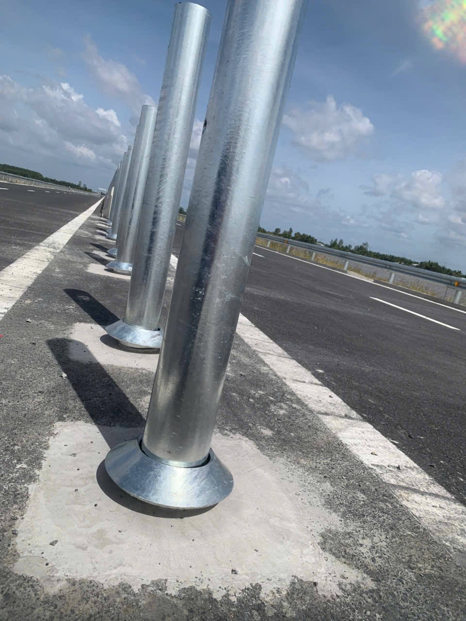 Thi công hệ thống an toàn giao thông cao tốc Cần Thơ – Hậu Giang 9 Hệ thống trụ chống va xô và hộ lan hoàn thiện trên tuyến cao tốc