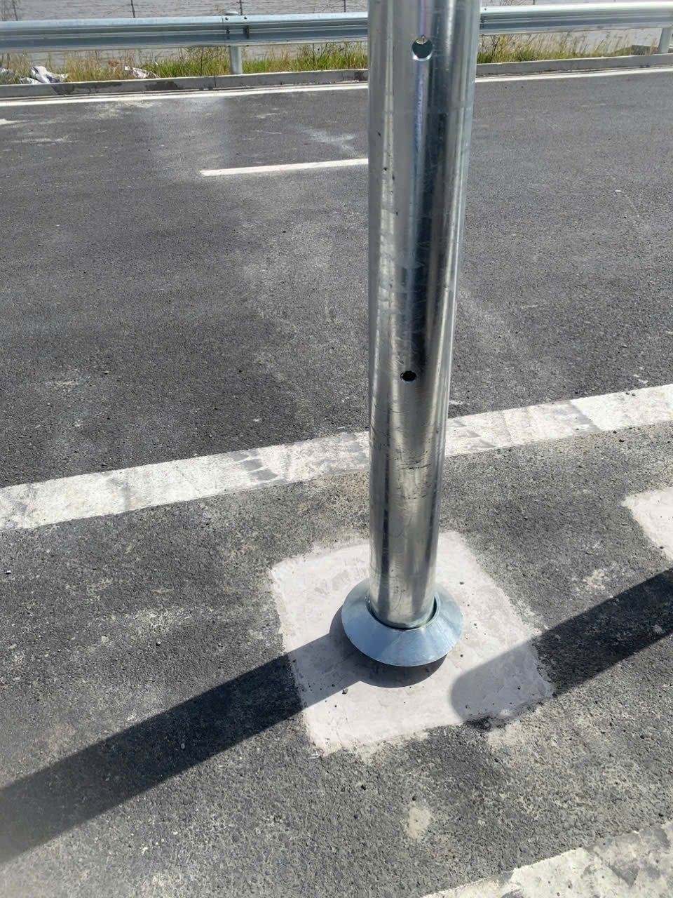 Thi công hệ thống an toàn giao thông cao tốc Cần Thơ – Hậu Giang 8 Chi tiết chân trụ thép mạ kẽm sau khi lắp đặt