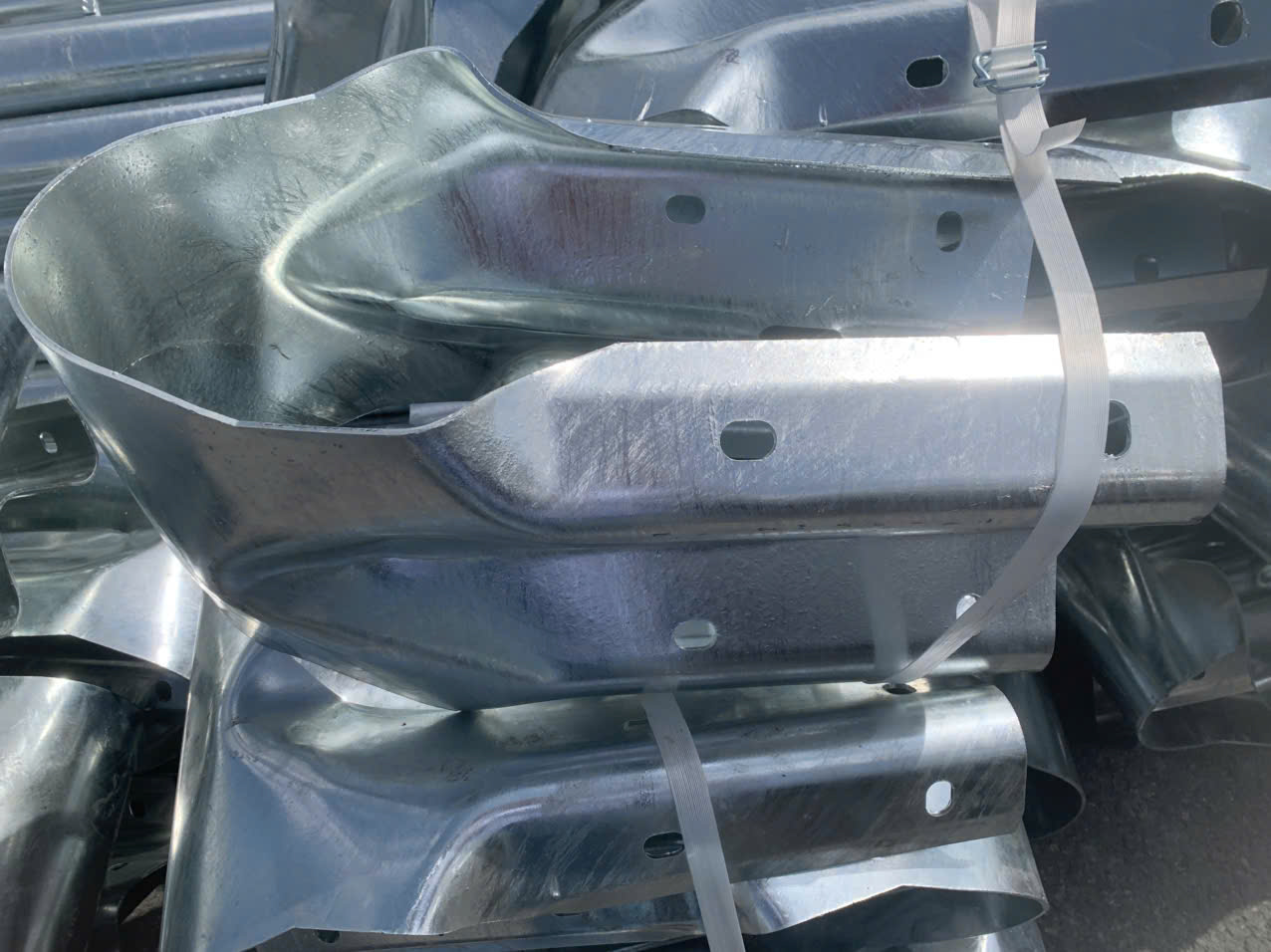 Thi công hệ thống an toàn giao thông cao tốc Cần Thơ – Hậu Giang 5 Thi công hệ thống an toàn giao thông cao tốc Cần Thơ Hậu Giang - lắp đặt trụ thép mạ kẽm