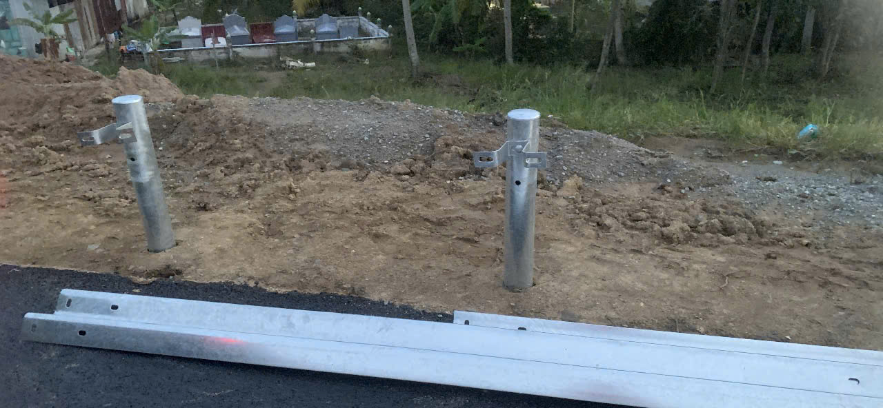 Thi công hệ thống an toàn giao thông cao tốc Cần Thơ – Hậu Giang 7 Lắp đặt trụ thép và hệ thống hộ lan tại công trường cao tốc