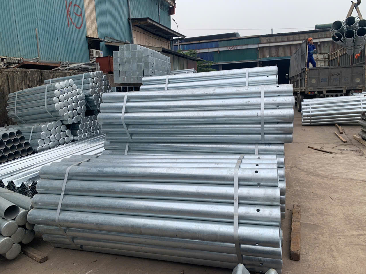 Thi công hệ thống an toàn giao thông cao tốc Cần Thơ – Hậu Giang 1 Hộ lan tôn sóng mạ kẽm nhúng nóng tại nhà máy Thép Minh Đức