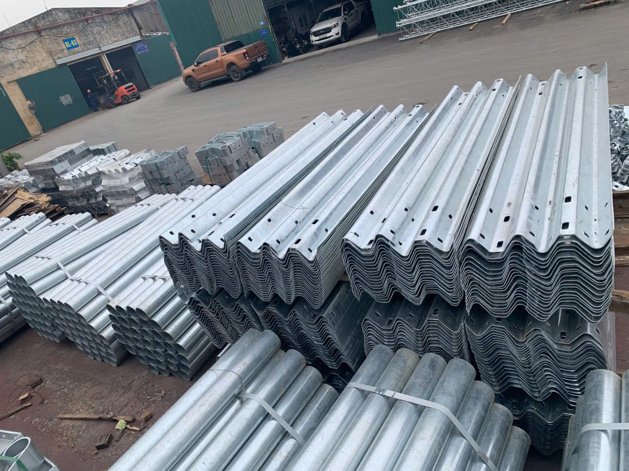 Thi công hệ thống an toàn giao thông cao tốc Cần Thơ – Hậu Giang 2 Cọc thép mạ kẽm dùng cho hệ thống hộ lan cao tốc