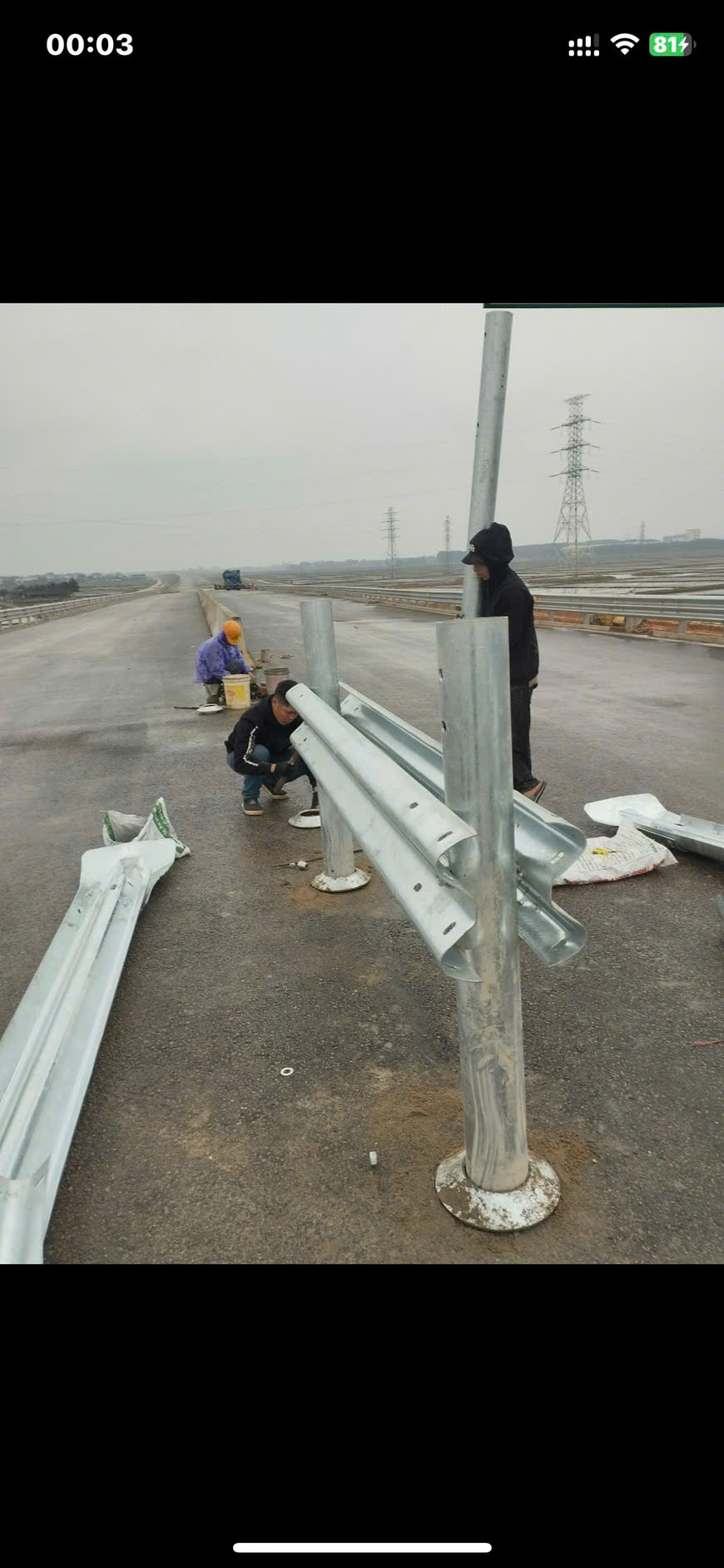 Thi công hệ thống an toàn giao thông cao tốc Cần Thơ – Hậu Giang 6 Thi công lắp đặt hộ lan tôn sóng trên cao tốc Cần Thơ Hậu Giang