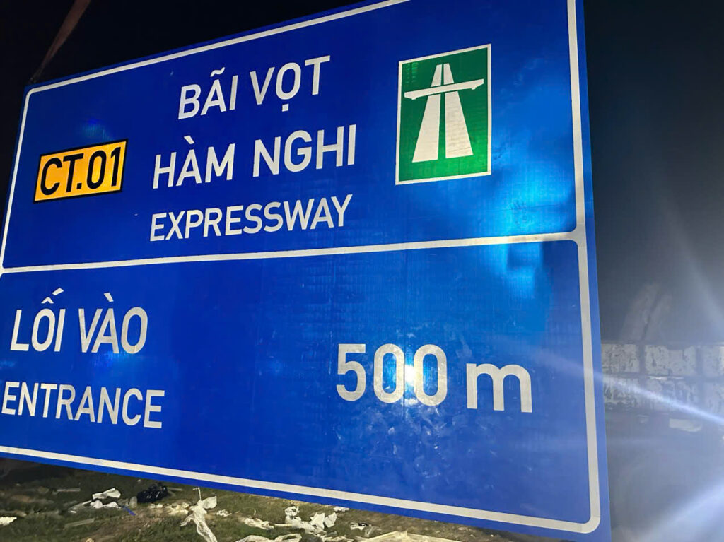 Dự án Bãi Vọt - Hàm Nghi: Cung cấp hộ lan mềm, lưới chống chói, lưới B40 9 bien bao cao toc bai vot ham nghi ct01