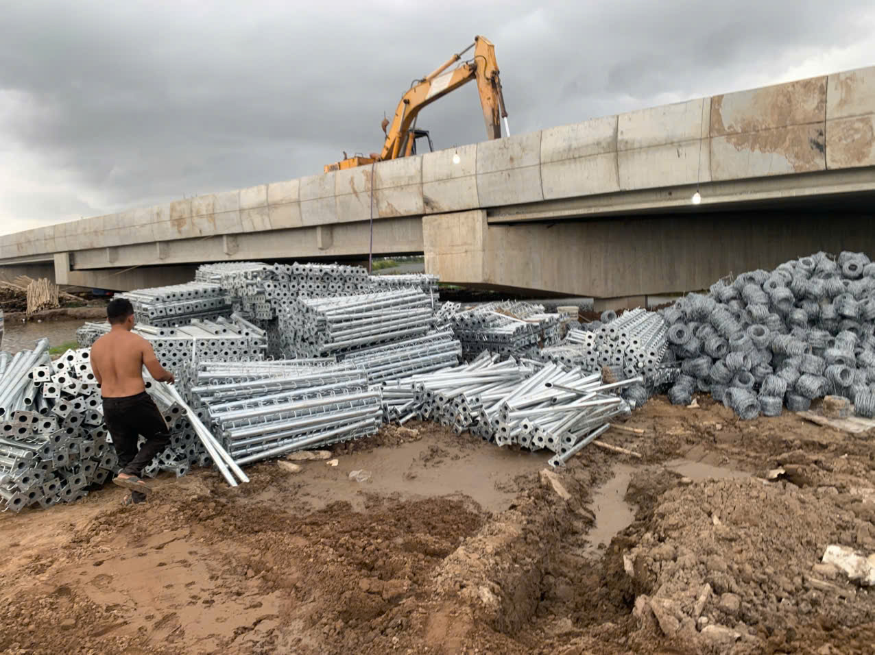 Thi công hộ lan cao tốc Cần Thơ - Cà Mau 5 Lắp đặt hộ lan tôn sóng thực tế tại công trường
