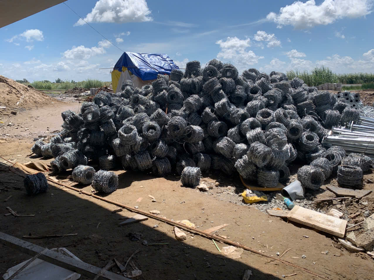 Thi công hộ lan cao tốc Cần Thơ - Cà Mau 2 Cuộn dây và cọc mạ kẽm tập kết tại công trường