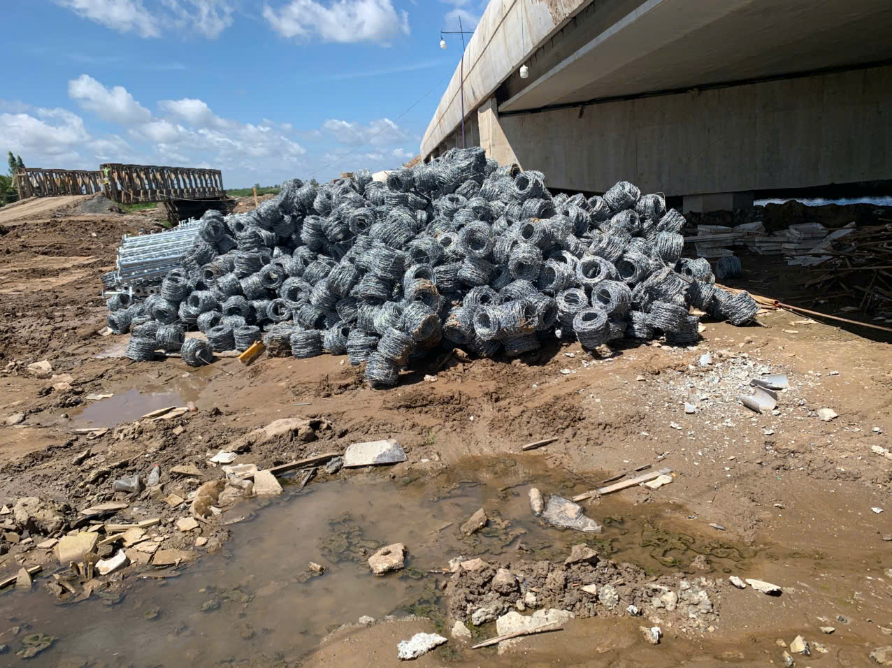 Thi công hộ lan cao tốc Cần Thơ - Cà Mau 3 Vật tư an toàn giao thông trước khi thi công
