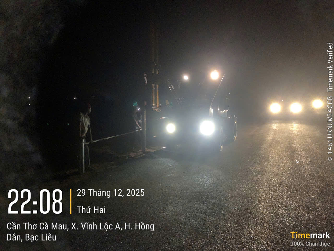 Thi công hộ lan cao tốc Cần Thơ - Cà Mau 7 Công nhân thi công hệ thống hộ lan trên tuyến cao tốc