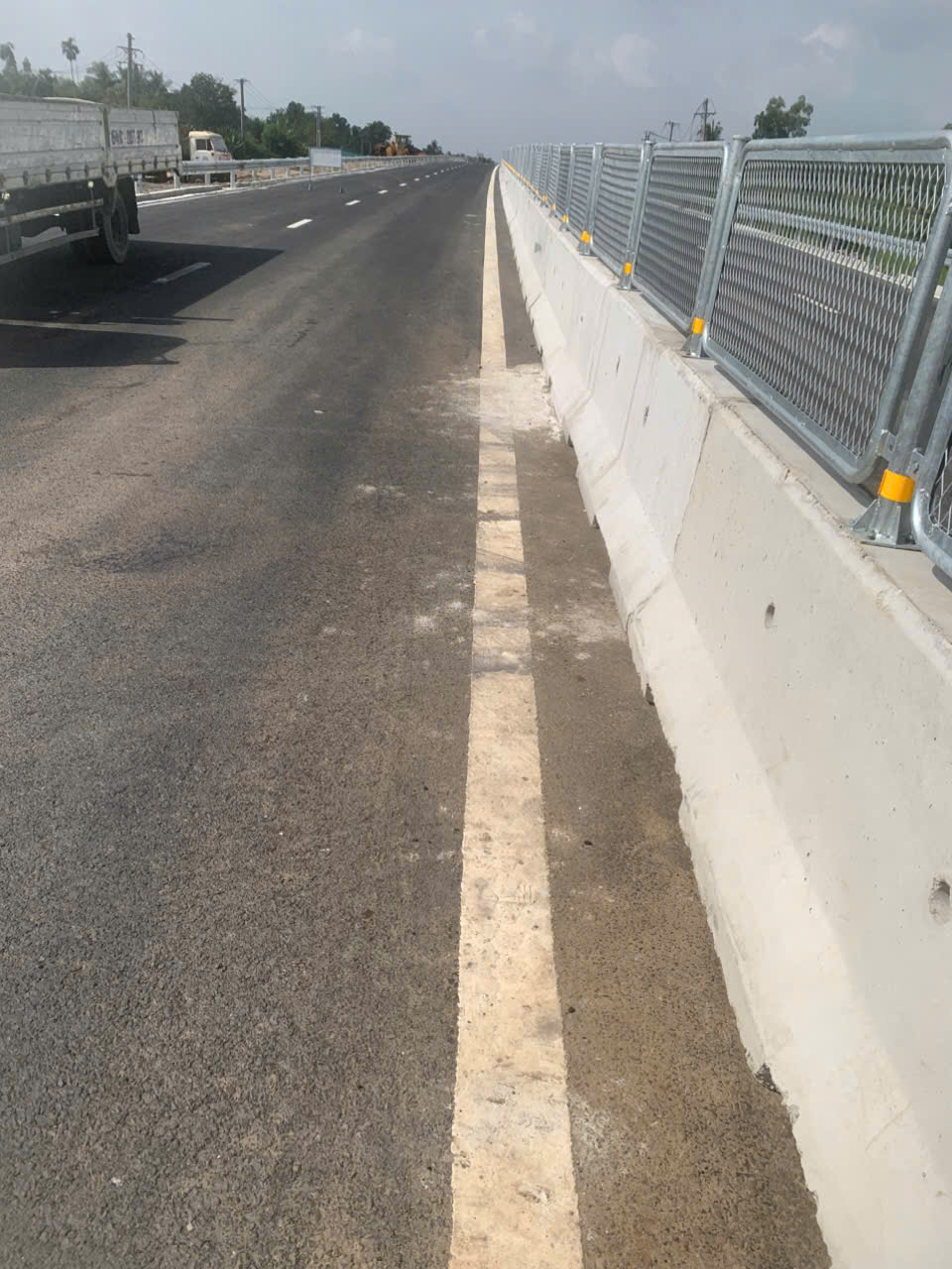 Thi công hộ lan cao tốc Cần Thơ - Cà Mau 9 Hình ảnh hoàn thiện hộ lan và hạng mục an toàn giao thông